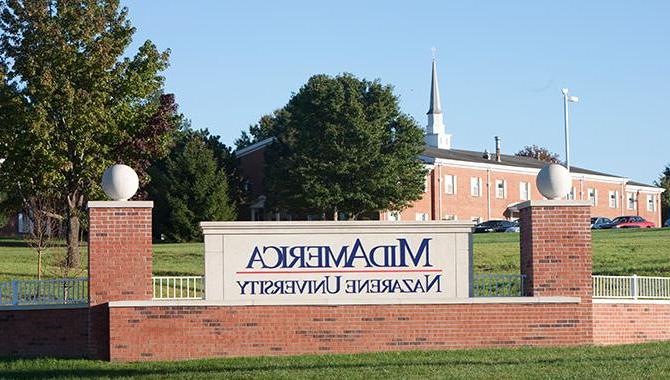 校园的东入口两侧有两个砖砌的标志，欢迎游客进入校园