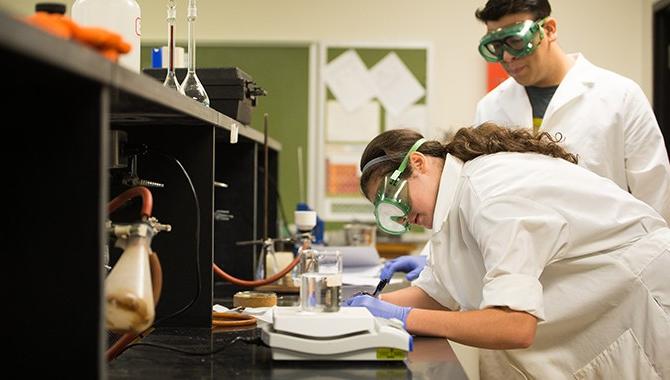 学生在化学实验室动手学习